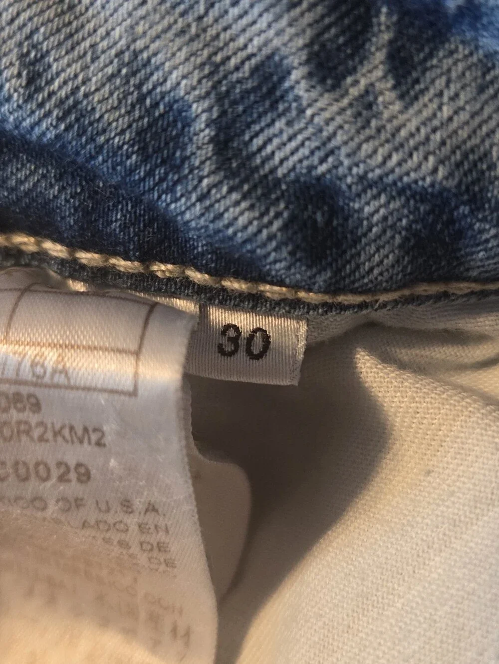 MINT CONDITION!! GUESS Distressed Denim Cut Off Shorts Size 30 Light Wash w/Logo